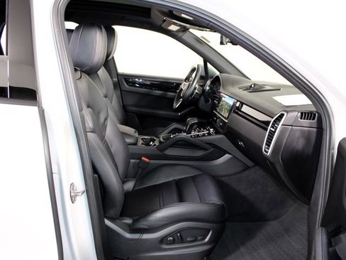 Certified 2023 Porsche Cayenne w/ Premium Package AWD/4WD image 27