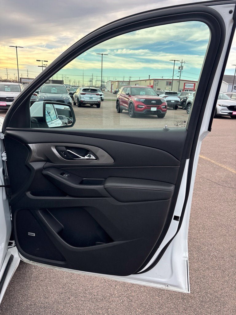 Used 2022 Chevrolet Traverse Premier AWD/4WD image 19