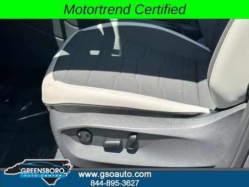 Used 2025 Volkswagen Taos SE FWD image 12