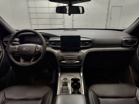 Used 2020 Ford Explorer XLT w/ Equipment Group 202A AWD/4WD image 14