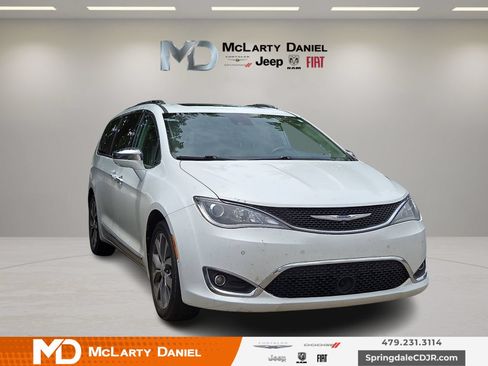 Used 2017 Chrysler Pacifica Limited w/ UConnect Theater Package FWD image 1