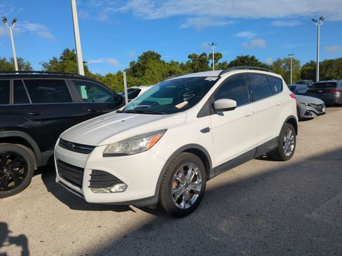 Used 2016 Ford Escape SE w/ Equipment Group 201A FWD image 2