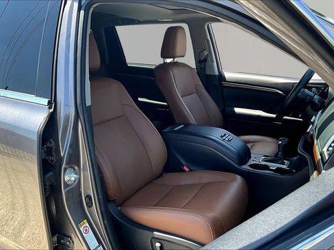 Used 2018 Toyota Highlander Limited AWD/4WD image 32