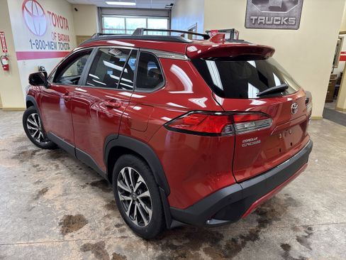 Used 2022 Toyota Corolla Cross XLE w/ Convenience Package image 8