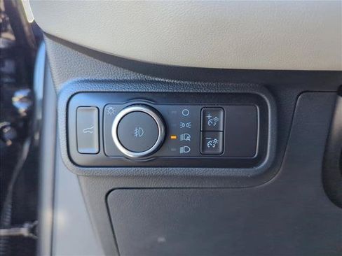 Used 2025 Ford Explorer Active w/ Active Comfort Package RWD image 14