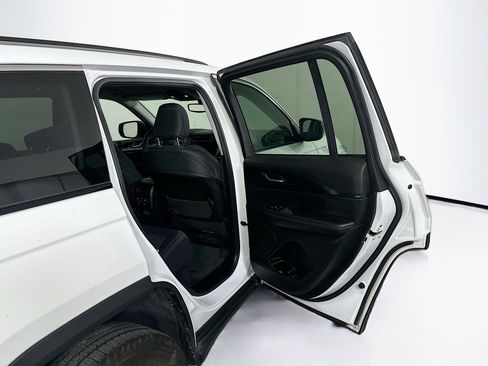 Used 2023 Jeep Grand Cherokee Laredo AWD/4WD image 28