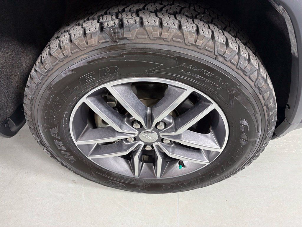 Used 2018 Jeep Grand Cherokee Laredo AWD/4WD image 10
