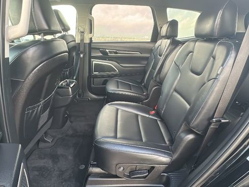 Used 2025 Kia Telluride S image 32