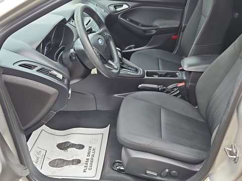 Used 2016 Ford Focus SE w/ SE Power Seat Package image 12