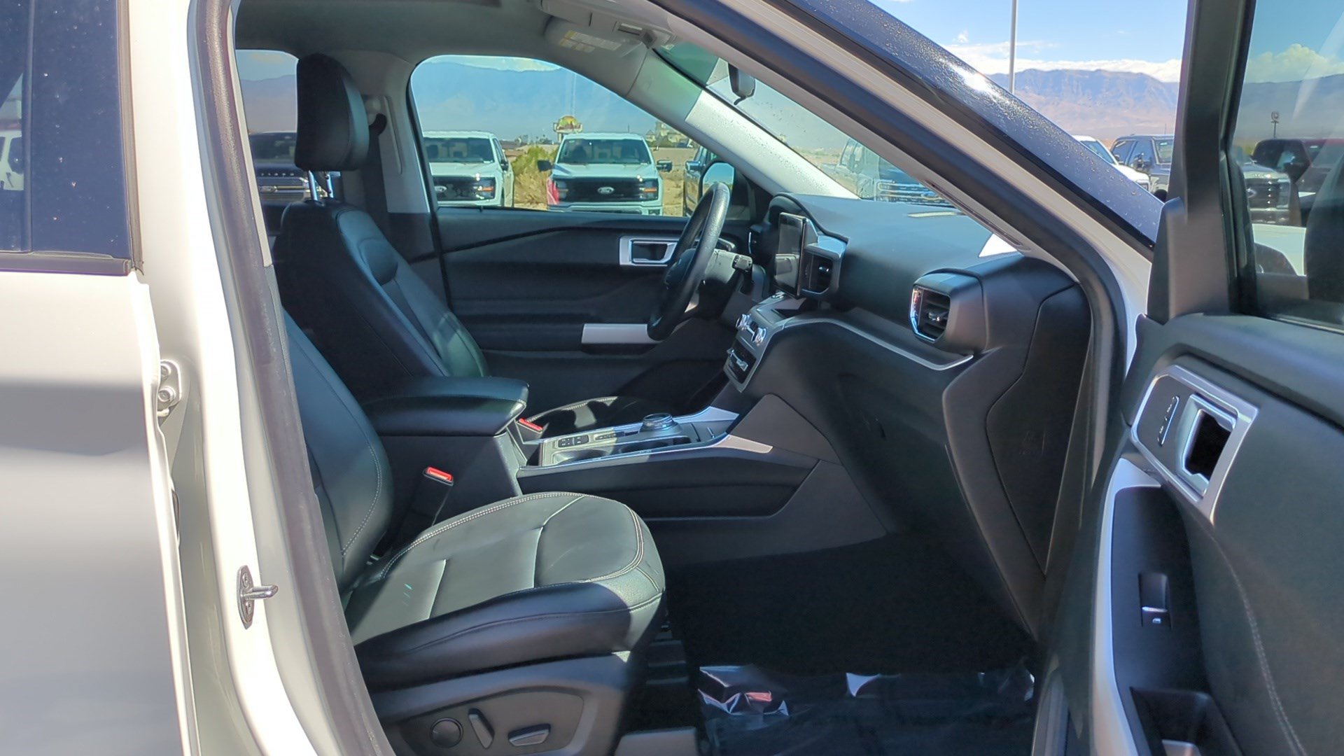 Used 2024 Ford Explorer XLT w/ Equipment Group 202A RWD image 32