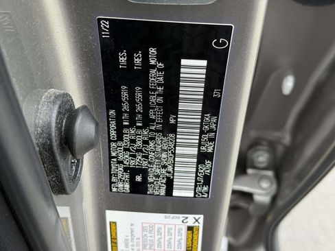 Used 2023 Lexus GX 460 Premium w/ Accessory Package AWD/4WD image 32