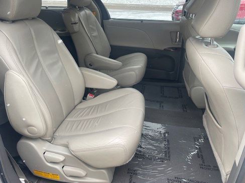 Used 2013 Toyota Sienna XLE image 19