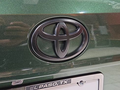 Used 2023 Toyota Highlander L FWD image 12