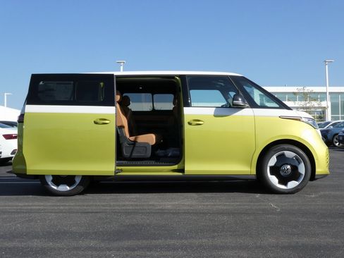 New 2025 Volkswagen ID. Buzz Pro S Plus image 22