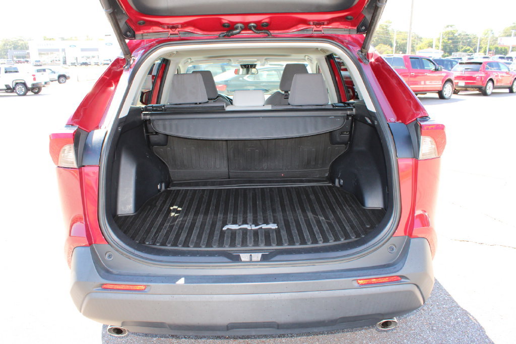 Used 2020 Toyota RAV4 XLE w/ Convenience Package FWD image 9