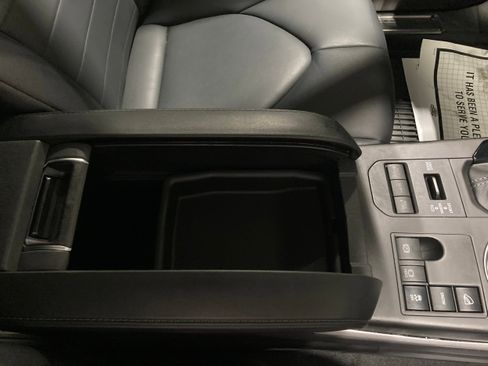 Used 2024 Toyota Highlander XLE image 6