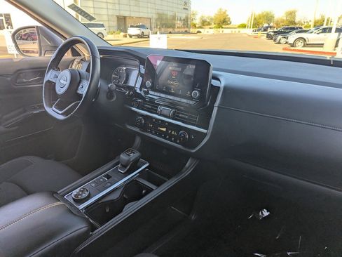 Used 2024 Nissan Pathfinder SV image 13