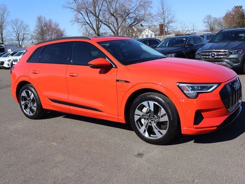 Used 2021 Audi e-tron Premium w/ Convenience Plus Package image 3