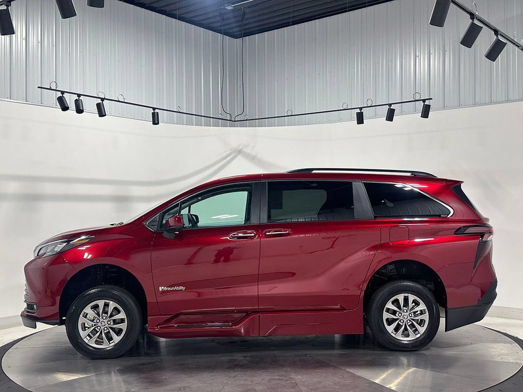 Used 2026 Toyota Sienna XLE FWD image 10