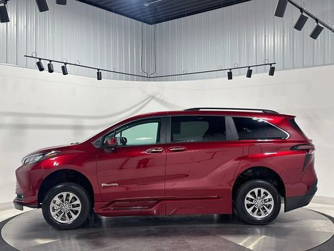 Used 2026 Toyota Sienna XLE FWD image 10