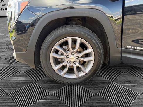 Used 2024 GMC Terrain SLT AWD/4WD image 15
