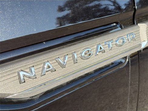 Used 2024 Lincoln Navigator Reserve image 11
