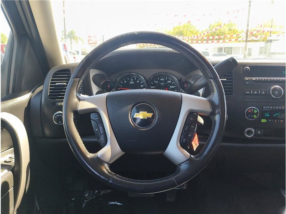 Used 2010 Chevrolet Silverado 2500 LT w/ Interior Plus Package AWD/4WD image 7