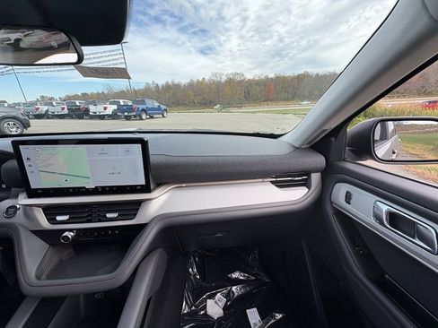 New 2026 Ford Explorer Active w/ Active Comfort Package image 33