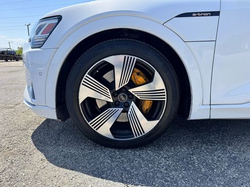 Used 2022 Audi e-tron Premium Plus w/ Premium Plus Package AWD/4WD image 26