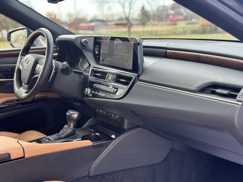 Used 2023 Lexus ES 300h w/ Accessory Package (Z2) image 18