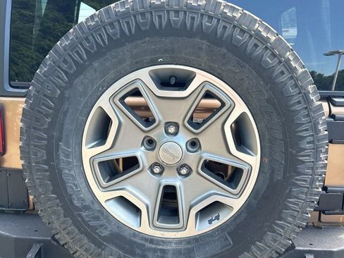 Used 2015 Jeep Wrangler Unlimited Rubicon w/ Connectivity Group AWD/4WD image 26