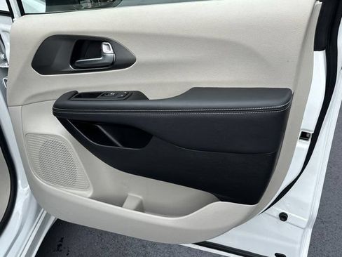 Used 2023 Chrysler Pacifica Touring-L FWD image 16