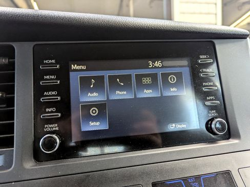 Used 2018 Toyota Sienna L image 20