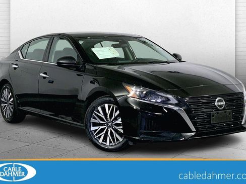 Used 2025 Nissan Altima 2.5 SV image 1