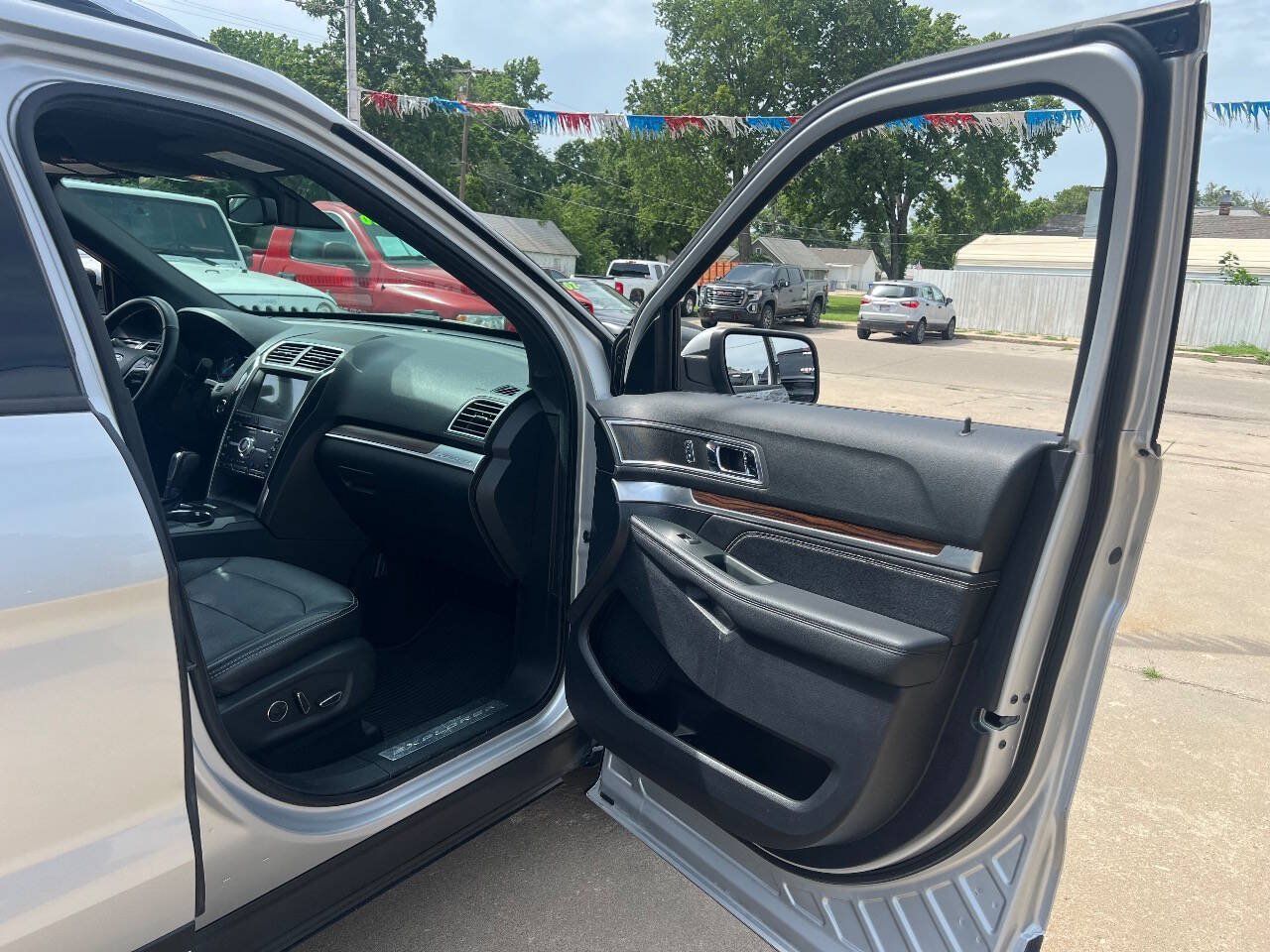 Used 2018 Ford Explorer Limited w/ Equipment Group 301A AWD/4WD image 21