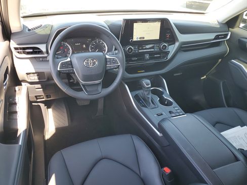 Used 2025 Toyota Highlander XLE FWD image 16