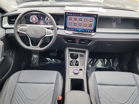 New 2025 Volkswagen Tiguan SE image 17