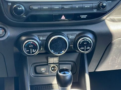 Used 2024 Hyundai Venue SEL image 20