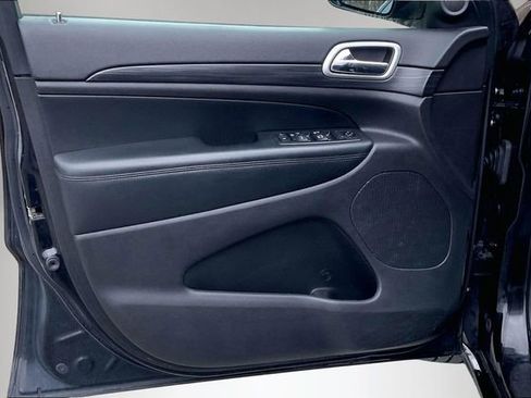 Used 2019 Jeep Grand Cherokee Altitude image 17