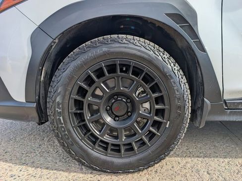 Used 2025 Subaru Crosstrek 2.0i Premium image 11