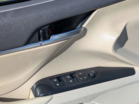 Used 2018 Toyota Camry LE FWD image 16