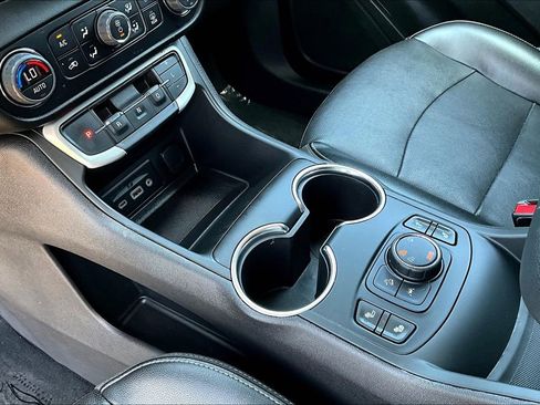 Used 2023 GMC Terrain SLT image 17