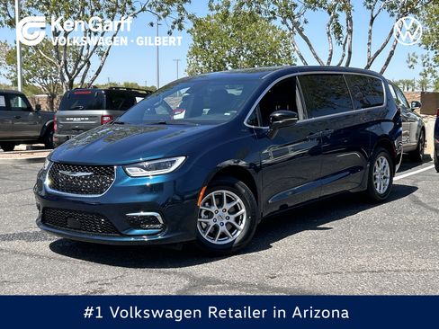 Used 2025 Chrysler Pacifica Select FWD image 1