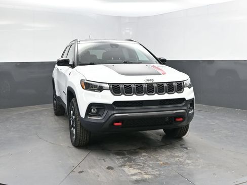 Used 2025 Jeep Compass Trailhawk AWD/4WD image 4