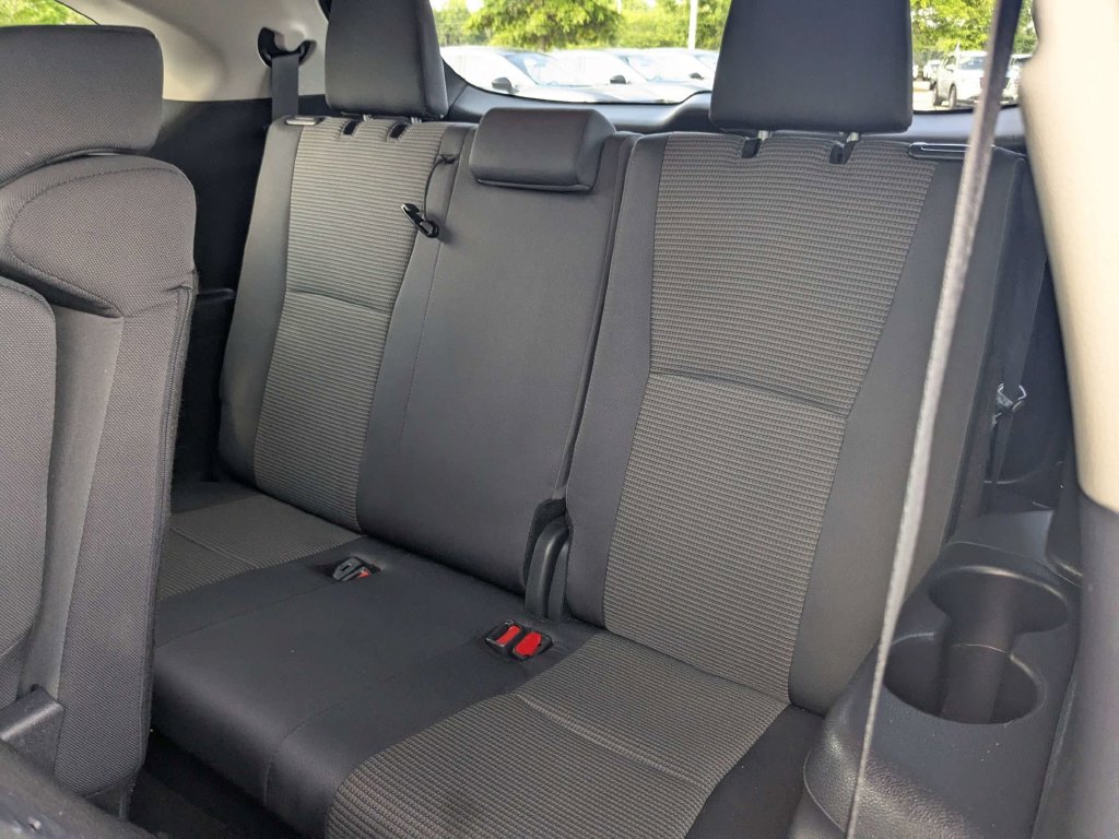 Used 2025 Toyota Highlander LE FWD image 16