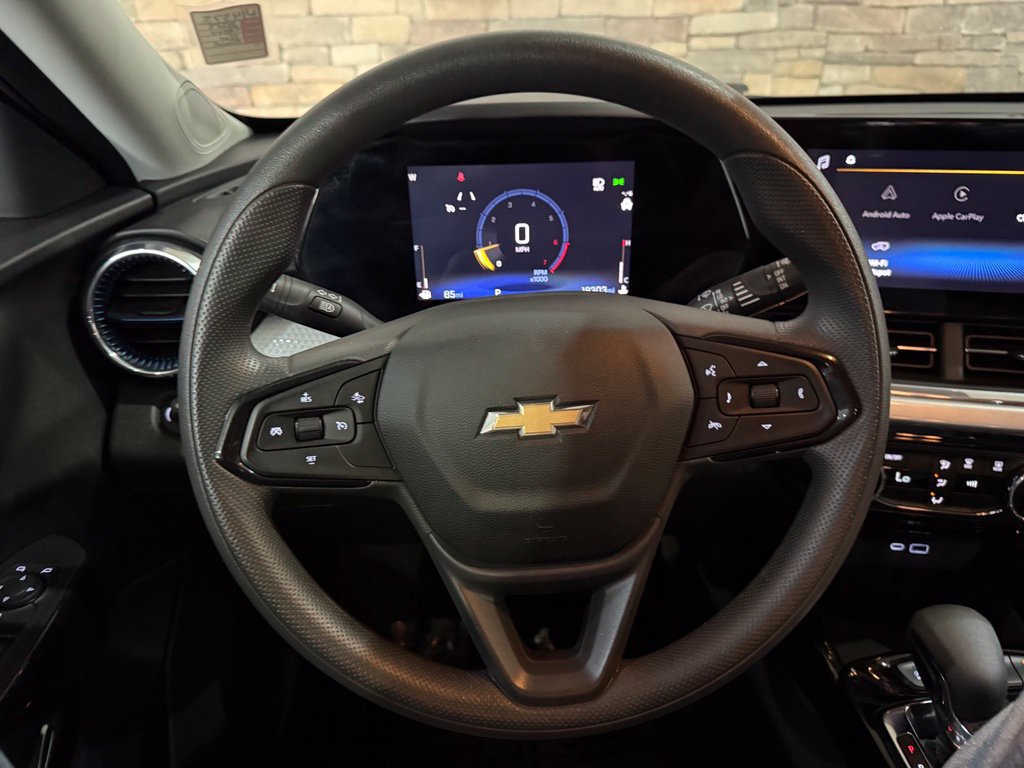 Used 2025 Chevrolet Trax LT FWD image 17