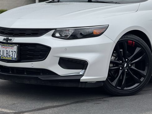 Used 2018 Chevrolet Malibu LT w/ Leather Package FWD image 3