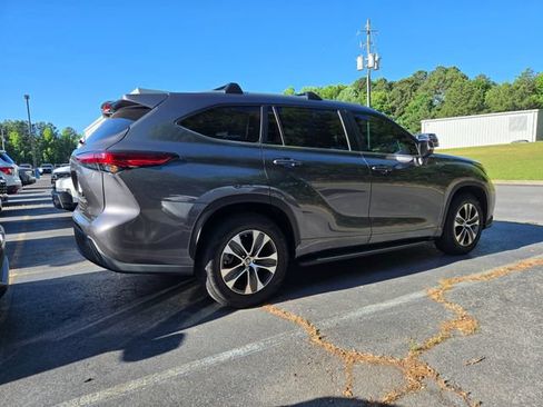 Used 2023 Toyota Highlander XLE FWD image 3