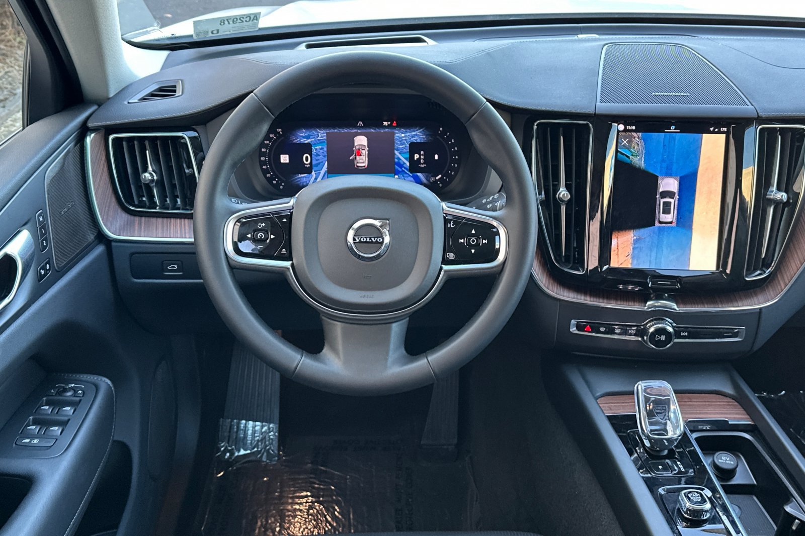 Certified 2024 Volvo XC60 B5 Ultimate w/ Protection Package Premier AWD/4WD image 17