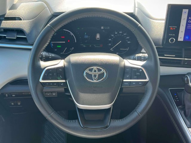Certified 2025 Toyota Sienna XLE FWD image 17